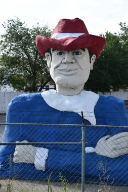 25 Temmuz 2022 'de Albuquerque, New Mexico' daki Aesops Gables 'da görülen Büyük Kovboy Üst Yarısı.