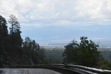 Santa Fe, New Mexico 'daki Jemez Springs' ten geçiyoruz.