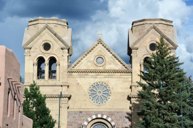 SANTA FE NM - 26 Temmuz 2021 'de Santa Fe, New Mexico' da görülen Assisi Aziz Francis Katedrali Basilikası.