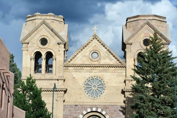 Santa 7月26 2021年7月26日に見られるように ニューメキシコ州サンタフェのアッシジの聖フランシス大聖堂 — ストック写真