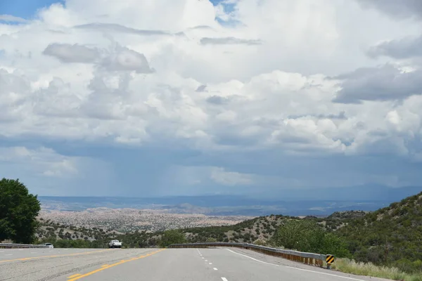 驾车穿过新墨西哥州的白岩前往圣达菲 — 图库照片