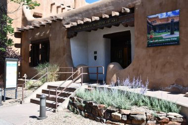 SANTA FE NM - 28 Temmuz 2021 'de New Mexico Sanat Müzesi Santa Fe, New Mexico. 
