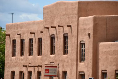 SANTA FE NM - 28 Temmuz 2021 'de Santa Fe, New Mexico' da görülen IAIA Çağdaş Yerli Sanatlar Müzesi (MoCNA). 