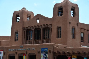 SANTA FE NM - 28 Temmuz 2021 'de Santa Fe, New Mexico' da görülen IAIA Çağdaş Yerli Sanatlar Müzesi (MoCNA). 