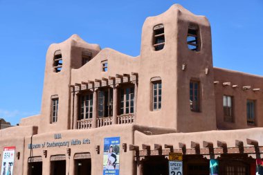 SANTA FE NM - 28 Temmuz 2021 'de Santa Fe, New Mexico' da görülen IAIA Çağdaş Yerli Sanatlar Müzesi (MoCNA). 