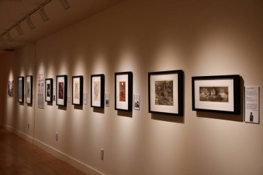 SANTA FE NM - 28 Temmuz 2021 'de Santa Fe, New Mexico' da görülen IAIA Çağdaş Yerli Sanatlar Müzesi (MoCNA). 