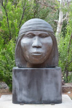 SANTA FE NM - 28 Temmuz 2021 'de Santa Fe, New Mexico' da görülen IAIA Çağdaş Yerli Sanatlar Müzesi (MoCNA).