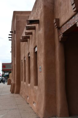 SANTA FE NM - 28 Temmuz 2021 'de Santa Fe, New Mexico' da görülen IAIA Çağdaş Yerli Sanatlar Müzesi (MoCNA).