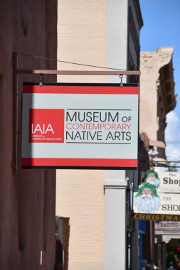 SANTA FE NM - 28 Temmuz 2021 'de Santa Fe, New Mexico' da görülen IAIA Çağdaş Yerli Sanatlar Müzesi (MoCNA).