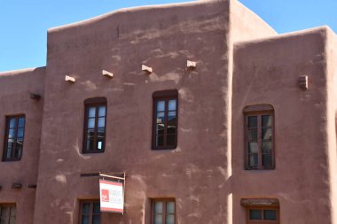 SANTA FE NM - 28 Temmuz 2021 'de Santa Fe, New Mexico' da görülen IAIA Çağdaş Yerli Sanatlar Müzesi (MoCNA).