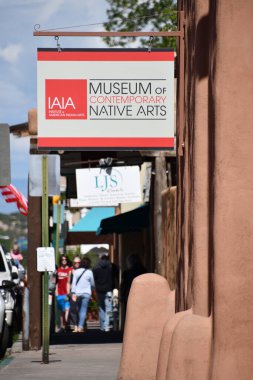 SANTA FE NM - 28 Temmuz 2021 'de Santa Fe, New Mexico' da görülen IAIA Çağdaş Yerli Sanatlar Müzesi (MoCNA). 