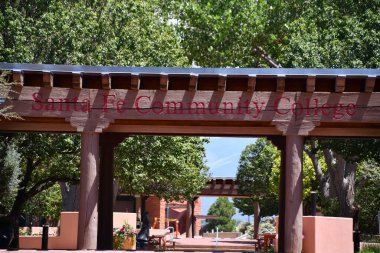 SANTA FE, NM - 28 Temmuz 2022 'de Santa Fe, New Mexico' daki Santa Fe Community College.