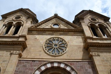 SANTA FE NM - 26 Temmuz 2021 'de Santa Fe, New Mexico' da görülen Assisi Aziz Francis Katedrali Basilikası.