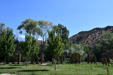 CHIMAYO NM - 29 Temmuz 2021 'de Chimayo, New Mexico' da görülen Santuario de Chimayo. Bu tapınak, Ulusal Tarih Tarihi Yer 'i kuruşunun hikayesi ve çağdaş bir hac alanı olarak meşhurdur.. 