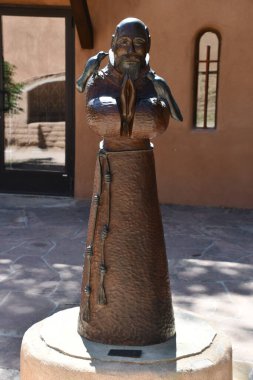 CHIMAYO NM - 29 Temmuz 2021 'de Chimayo, New Mexico' da görülen Santuario de Chimayo. Bu tapınak, Ulusal Tarih Tarihi Yer 'i kuruşunun hikayesi ve çağdaş bir hac alanı olarak meşhurdur.. 