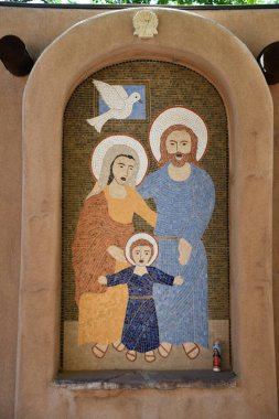 CHIMAYO NM - 29 Temmuz 2021 'de Chimayo, New Mexico' da görülen Santuario de Chimayo. Bu tapınak, Ulusal Tarih Tarihi Yer 'i kuruşunun hikayesi ve çağdaş bir hac alanı olarak meşhurdur.. 