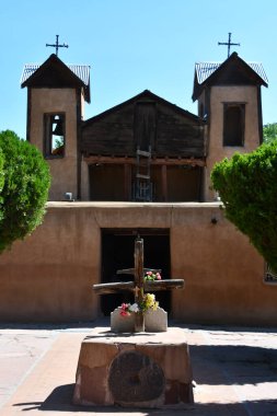CHIMAYO NM - 29 Temmuz 2021 'de Chimayo, New Mexico' da görülen Santuario de Chimayo. Bu tapınak, Ulusal Tarih Tarihi Yer 'i kuruşunun hikayesi ve çağdaş bir hac alanı olarak meşhurdur.. 