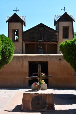 CHIMAYO NM - 29 Temmuz 2021 'de Chimayo, New Mexico' da görülen Santuario de Chimayo. Bu tapınak, Ulusal Tarih Tarihi Yer 'i kuruşunun hikayesi ve çağdaş bir hac alanı olarak meşhurdur.. 