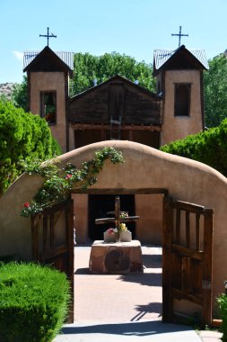 CHIMAYO NM - 29 Temmuz 2021 'de Chimayo, New Mexico' da görülen Santuario de Chimayo. Bu tapınak, Ulusal Tarih Tarihi Yer 'i kuruşunun hikayesi ve çağdaş bir hac alanı olarak meşhurdur.. 