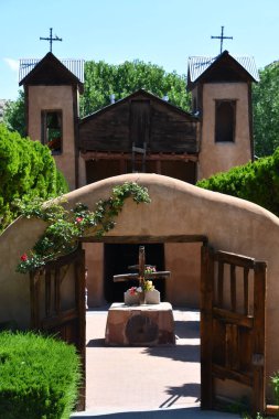 CHIMAYO NM - 29 Temmuz 2021 'de Chimayo, New Mexico' da görülen Santuario de Chimayo. Bu tapınak, Ulusal Tarih Tarihi Yer 'i kuruşunun hikayesi ve çağdaş bir hac alanı olarak meşhurdur.. 