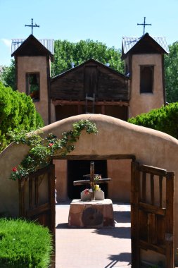 CHIMAYO NM - 29 Temmuz 2021 'de Chimayo, New Mexico' da görülen Santuario de Chimayo. Bu tapınak, Ulusal Tarih Tarihi Yer 'i kuruşunun hikayesi ve çağdaş bir hac alanı olarak meşhurdur.. 