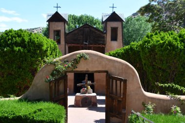 CHIMAYO NM - 29 Temmuz 2021 'de Chimayo, New Mexico' da görülen Santuario de Chimayo. Bu tapınak, Ulusal Tarih Tarihi Yer 'i kuruşunun hikayesi ve çağdaş bir hac alanı olarak meşhurdur.. 