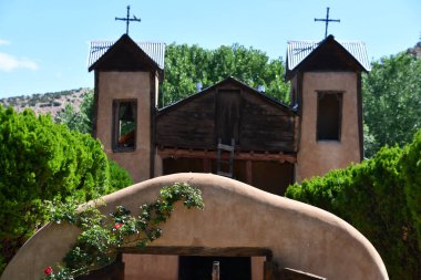 CHIMAYO NM - 29 Temmuz 2021 'de Chimayo, New Mexico' da görülen Santuario de Chimayo. Bu tapınak, Ulusal Tarih Tarihi Yer 'i kuruşunun hikayesi ve çağdaş bir hac alanı olarak meşhurdur.. 