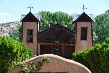 CHIMAYO NM - 29 Temmuz 2021 'de Chimayo, New Mexico' da görülen Santuario de Chimayo. Bu tapınak, Ulusal Tarih Tarihi Yer 'i kuruşunun hikayesi ve çağdaş bir hac alanı olarak meşhurdur.. 