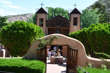 CHIMAYO NM - 29 Temmuz 2021 'de Chimayo, New Mexico' da görülen Santuario de Chimayo. Bu tapınak, Ulusal Tarih Tarihi Yer 'i kuruşunun hikayesi ve çağdaş bir hac alanı olarak meşhurdur.. 