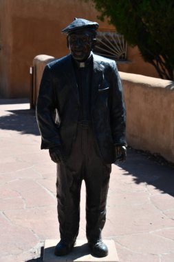 CHIMAYO NM - 29 Temmuz 2021 'de Chimayo, New Mexico' da görülen Santuario de Chimayo. Bu tapınak, Ulusal Tarih Tarihi Yer 'i kuruşunun hikayesi ve çağdaş bir hac alanı olarak meşhurdur.. 