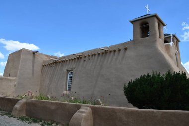 RANCHOS DE TAOS NM - 29 Temmuz 2021 'de Ranchos de Taos, New Mexico' daki San Francisco de Asis Kilisesi.