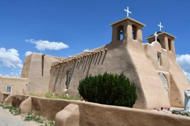 RANCHOS DE TAOS NM - 29 Temmuz 2021 'de Ranchos de Taos, New Mexico' daki San Francisco de Asis Kilisesi.