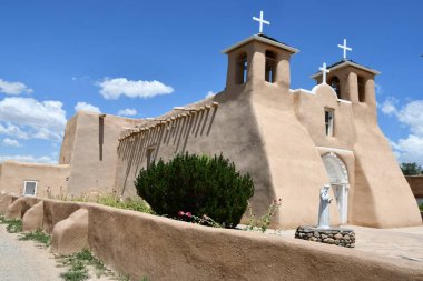 RANCHOS DE TAOS NM - 29 Temmuz 2021 'de Ranchos de Taos, New Mexico' daki San Francisco de Asis Kilisesi.