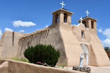 RANCHOS DE TAOS NM - 29 Temmuz 2021 'de Ranchos de Taos, New Mexico' daki San Francisco de Asis Kilisesi.