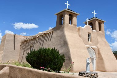 RANCHOS DE TAOS NM - 29 Temmuz 2021 'de Ranchos de Taos, New Mexico' daki San Francisco de Asis Kilisesi.