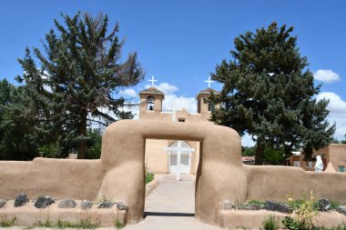 RANCHOS DE TAOS NM - 29 Temmuz 2021 'de Ranchos de Taos, New Mexico' daki San Francisco de Asis Kilisesi.