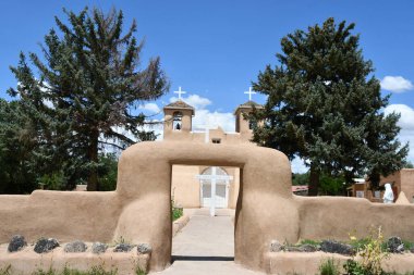 RANCHOS DE TAOS NM - 29 Temmuz 2021 'de Ranchos de Taos, New Mexico' daki San Francisco de Asis Kilisesi.
