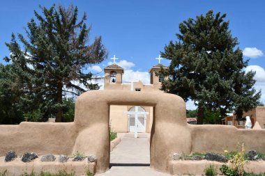 RANCHOS DE TAOS NM - 29 Temmuz 2021 'de Ranchos de Taos, New Mexico' daki San Francisco de Asis Kilisesi.