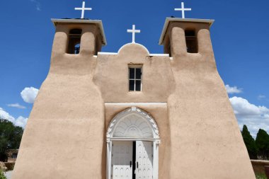 RANCHOS DE TAOS NM - 29 Temmuz 2021 'de Ranchos de Taos, New Mexico' daki San Francisco de Asis Kilisesi.