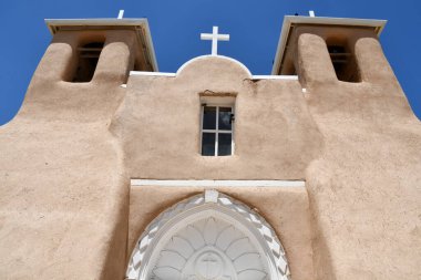 RANCHOS DE TAOS NM - 29 Temmuz 2021 'de Ranchos de Taos, New Mexico' daki San Francisco de Asis Kilisesi.