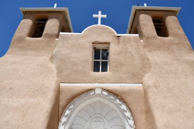 RANCHOS DE TAOS NM - 29 Temmuz 2021 'de Ranchos de Taos, New Mexico' daki San Francisco de Asis Kilisesi.