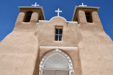 RANCHOS DE TAOS NM - 29 Temmuz 2021 'de Ranchos de Taos, New Mexico' daki San Francisco de Asis Kilisesi.