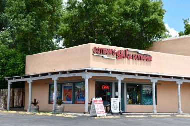 TAOS NM - 29 Temmuz 2021 'de New Mexico' da Taos civarında görüldü. Taos Downtown Historic District içinde bir mağaza ve anıt merkezidir..