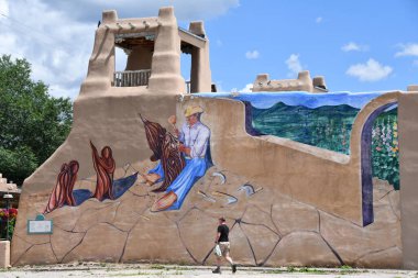 TAOS NM - 29 Temmuz 2021 'de New Mexico' da Taos civarında görüldü. Taos Downtown Historic District içinde bir mağaza ve anıt merkezidir..