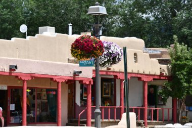 TAOS NM - 29 Temmuz 2021 'de New Mexico' da Taos civarında görüldü. Taos Downtown Historic District içinde bir mağaza ve anıt merkezidir..