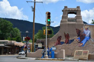 TAOS NM - 29 Temmuz 2021 'de New Mexico' da Taos civarında görüldü. Taos Downtown Historic District içinde bir mağaza ve anıt merkezidir..