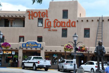 TAOS NM - 29 Temmuz 2021 'de Taos, New Mexico' daki Taos Plaza 'daki La Fonda de Taos Oteli.