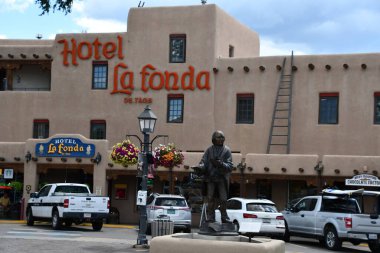TAOS NM - 29 Temmuz 2021 'de Taos, New Mexico' daki Taos Plaza 'daki La Fonda de Taos Oteli.