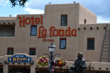 TAOS NM - 29 Temmuz 2021 'de Taos, New Mexico' daki Taos Plaza 'daki La Fonda de Taos Oteli.