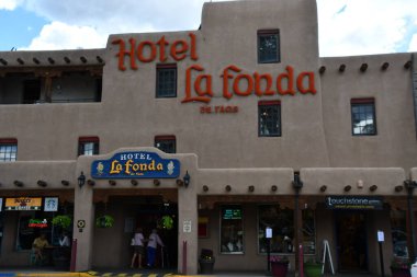 TAOS NM - 29 Temmuz 2021 'de Taos, New Mexico' daki Taos Plaza 'daki La Fonda de Taos Oteli.